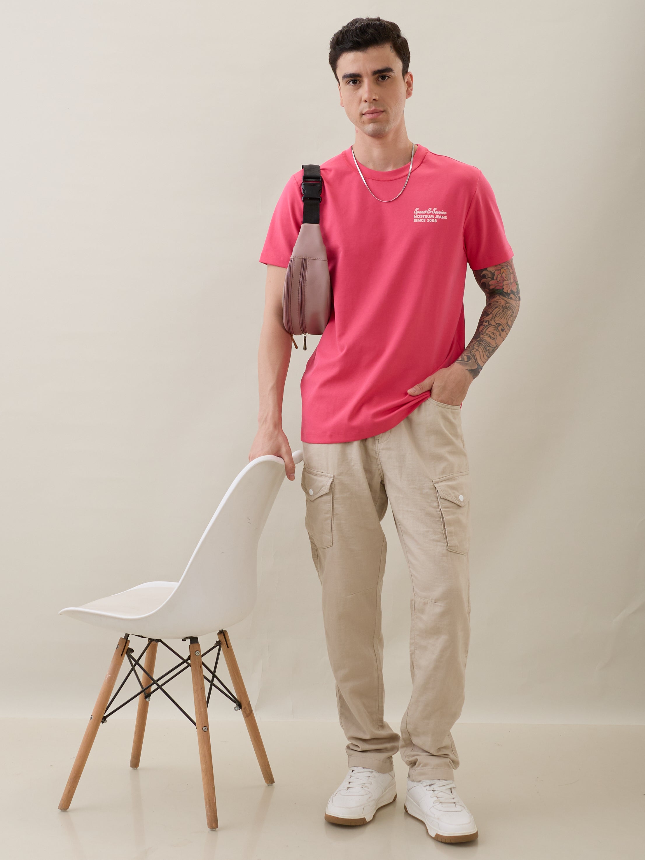 Discrete Graphic T-shirt: Pink