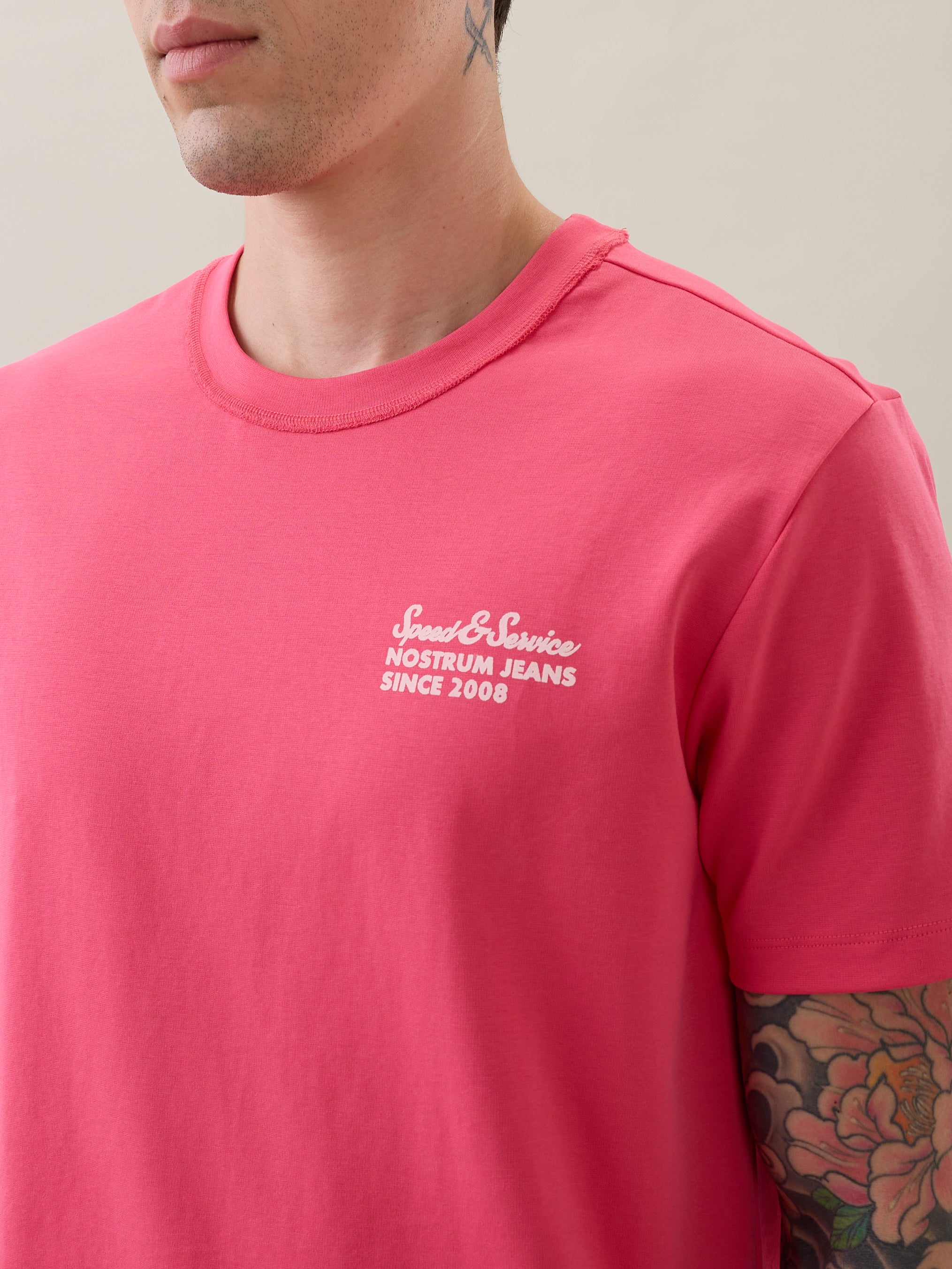 Discrete Graphic T-shirt: Pink