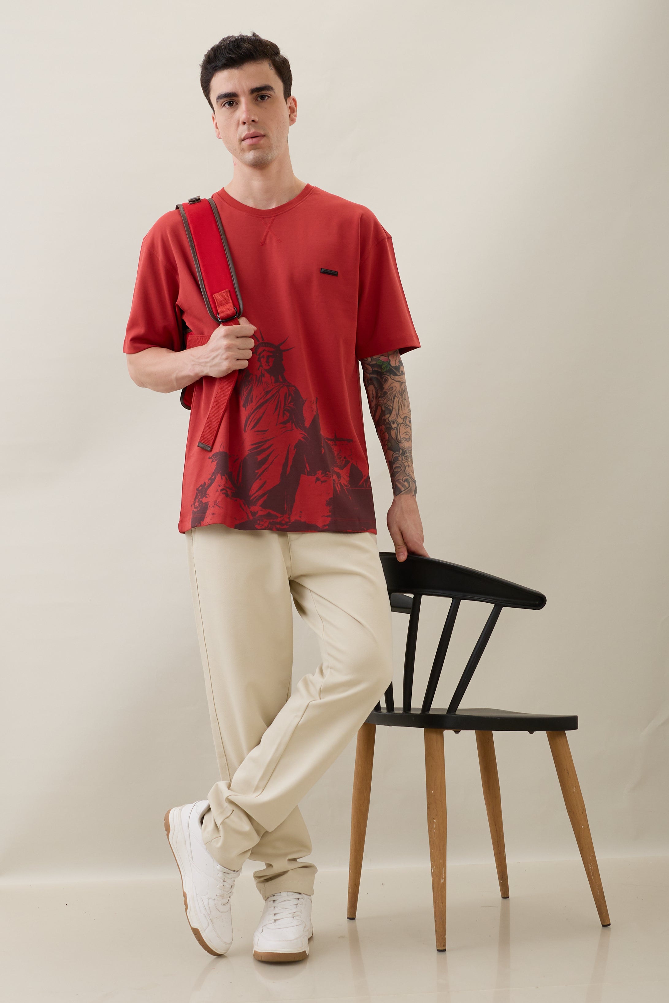 Unwrap Oversized Graphic T-Shirt: Red