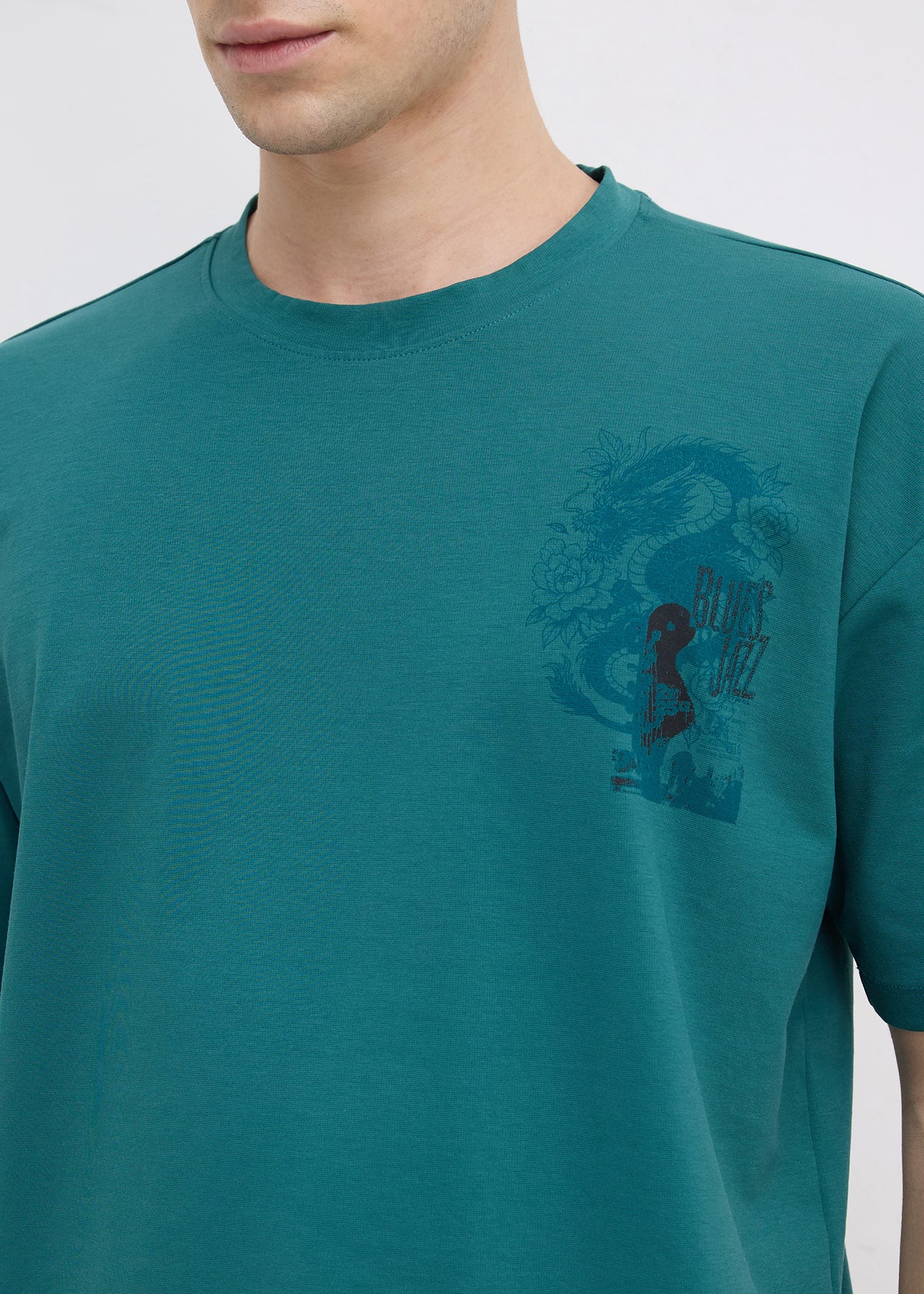 Geruge Tonal Graphic Oversized T-shirt: Bottle Green